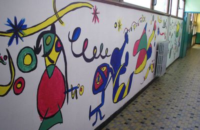 Fresque murale inspirée des travaux de Miro et réalisée avec mes élèves de maternelle grande section