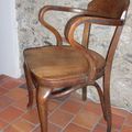 Un joli Fauteuil estampillé THONETn° 6151-O, modèle rare aux courbes arrondies typiques. VENDU