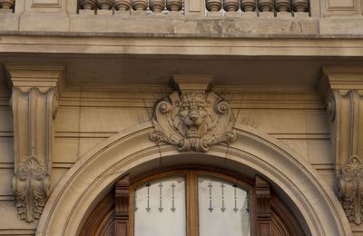 Lion en masque à la clé d'un portail, 38 rue de Lubeck