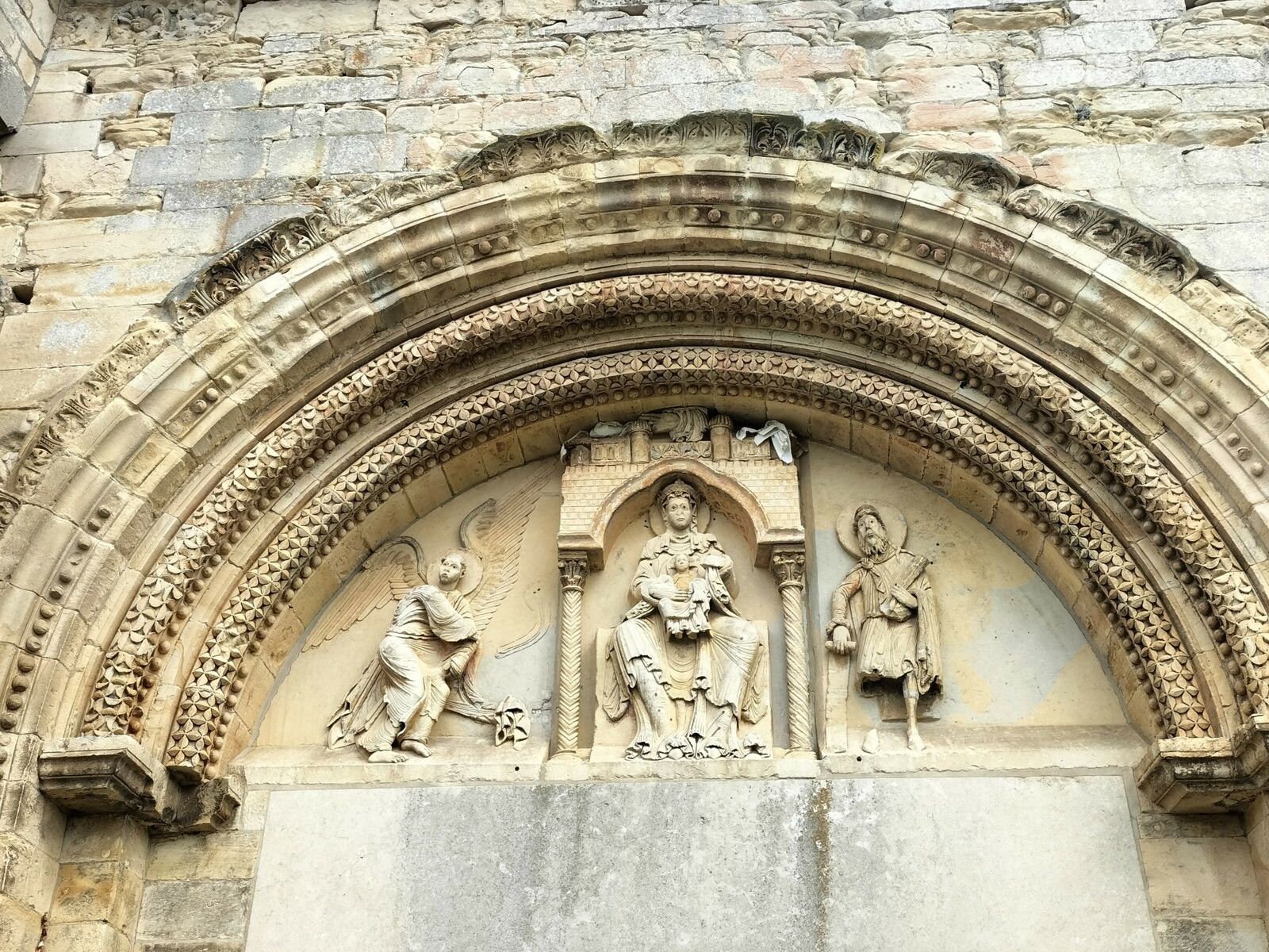 Donzy-le-Pré, église abbatiale Notre-Dame du Pré, tympan du narthex (58)