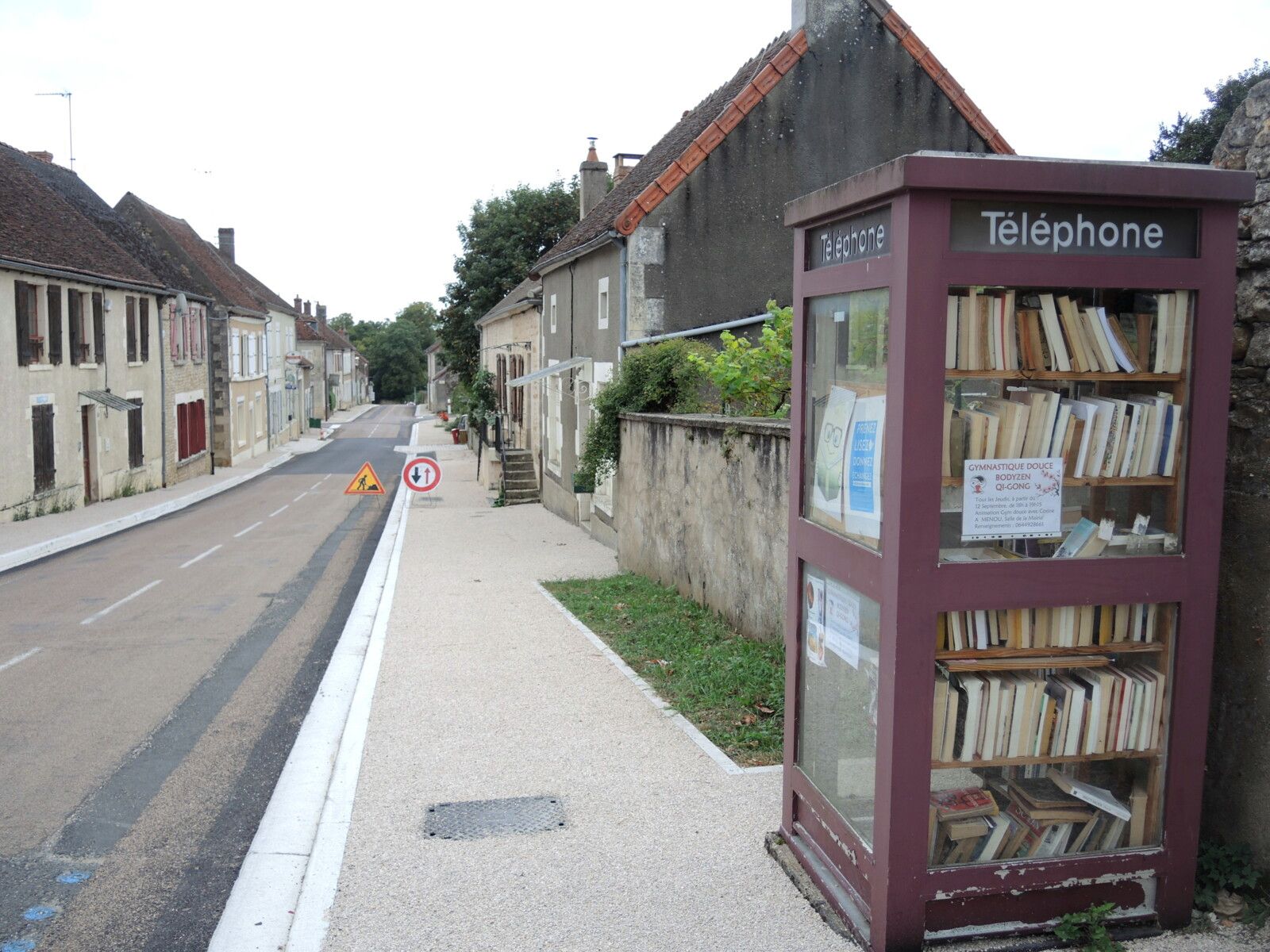 Menou, cabine à livres.. (58)