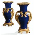 Paire de vases en porcelaine de Chine bleur du XVIIIe siècle à monture de bronze doré d'époque Louis XVI