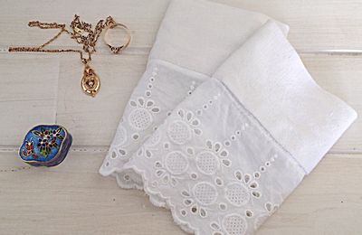 Recycler de la broderie anglaise en manchettes 