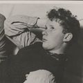 Dylan Thomas (1914 -1953) : Sur la colline de Sir John / Over Sir John's hill