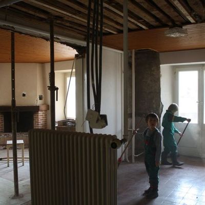 eliot et lénaïc qui balayent la futur cuisine