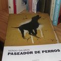 Paseador de perros, de Sergio Galarza (par Jorge Cuba-Luque) 