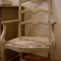 Un vieux fauteuil  de brocante relooké ,patiné en blanc et recouvert de toile de jouy