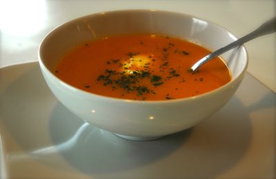 Soupe de lentilles corail au lait de coco, citron vert et gingembre...