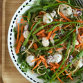 Spaghetti, roquette, asperges des bois, carotte, petits calmars et thym en salade