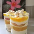 Tiramisu estival aux pêches, coulis de mangue et billes de nougat.