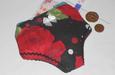 Nouveauté : porte-monnaie culotte thème rétro tissu noir imprimé roses rouges