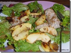 Salade de boudin blanc aux graines de s&eacute;same et pommes caram&eacute;lis&eacute;es.