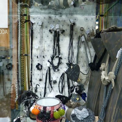 vitrine de mon dépôt La Cure Rieuse 78 avenue Gambetta à Rochefort