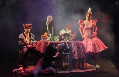 Fetes des mères : Une tragi-comique défaite de famille servie par la révélation Adèle Royné - Théâtre Lepic (Paris)