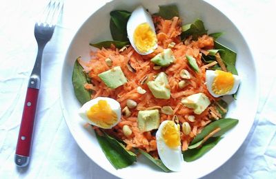 Recette de salade croquante de carottes aux cacahuètes et avocat