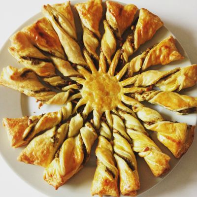Tarte soleil à la tapenade et aux pignons