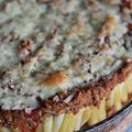 Rigatoni pie ou tarte aux pâtes, boeuf et tomates.