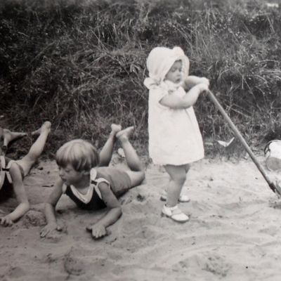 Secouer sa serviette sur la plage / Adrienne