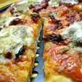 Pizza aux tomates séchées, mozzarella et pesto