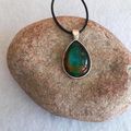 Collier pendentif goutte ovale cabochon verre ambre turquoise - c 40 - création artisanale 