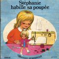 Stephanie habille sa poupée