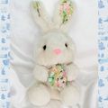 Doudou Peluche Lapin Assis Blanc Tenant Petit Coussin Fleuri CP