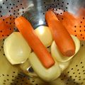 Coquelet dans son jus, pommes de terre et carottes