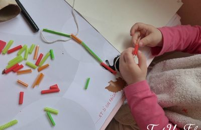 Activité Montessori de précision 18 mois / 2 ans : les pailles à enfiler