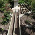 Construction d'une petite terrasse en bois.