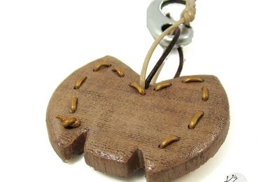 Porte clefs Initiale en bois cousu de cuir