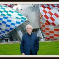 Daniel Buren devant la Fondation Louis Vuitton