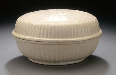 ​​​​​​​Lidded Box (He) with Peony Spray, Yuan dynasty, 14th-15th century