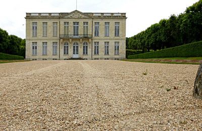 Le château de Bouges et son étonnante collection de meubles 