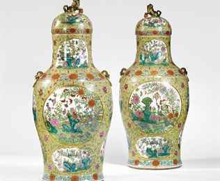 Paire d'importantes potiches couvertes en porcelaine polychrome. Chine, dynastie Qing, XIXème siècle