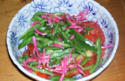 Salade de tomates et poivron aux pétales de dahlia 