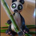 Un panda avec son bambou