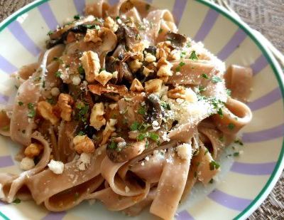 FETTUCCINE À LA FARINE DE CHÂTAIGNE-SAUCE CHAMPI ET ÉCLATS DE NOIX