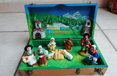 Crèche de Noël Provençale nichée dans une boite de peinture