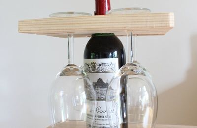 Idée DIY pour la fêtes des pères : porte verres sur une bouteille de vin