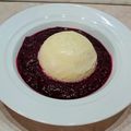 Glace au chocolat blanc sur lit de coulis de fruits rouges du jardin 