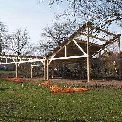 Un préau écologique avec capteurs photovoltaïques