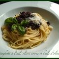 Spaghetti à l'ail, olives noires et huile d'olive