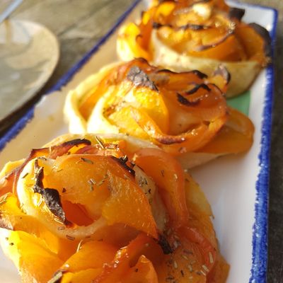 Roses d'abricots feuilletées 
