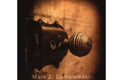 La maison des feuilles (House of leaves) ---- Mark Z. Danielewski