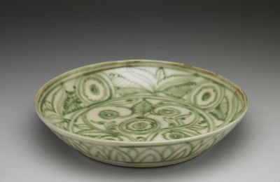 Burmese dish of shallow form in green on opaque cream glazed with floral spray on center, 15th-16th century
