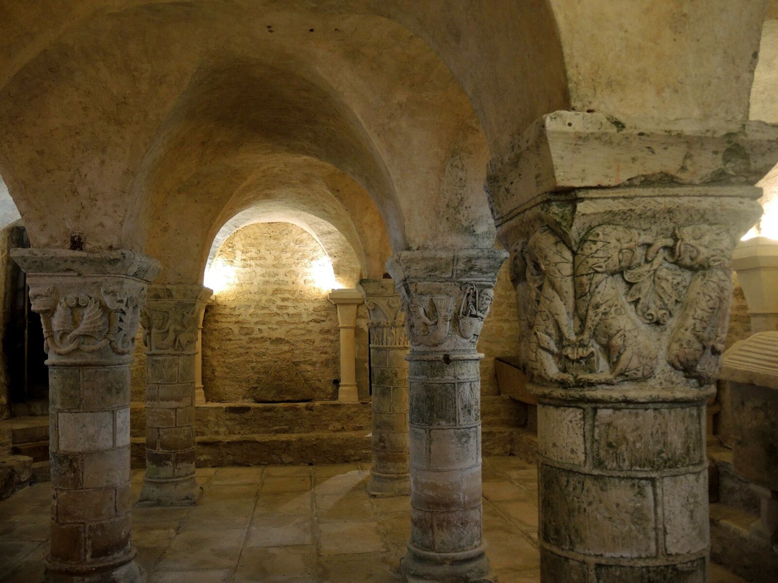 Saint-Parize-le-Châtel, église Saint-Patrice, crypte romane, les colonnes.  (58)