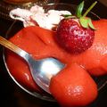 Sorbet délice de fraises et meringues aux pralines.