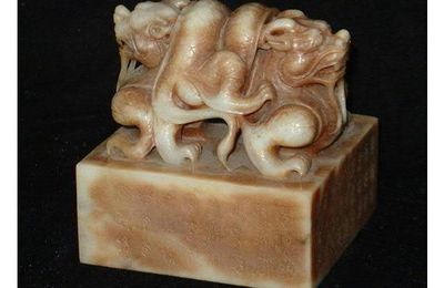 Cachet aux dragons en jade néphrite blanc beige. Réplique d'un sceau de l'empereur Qianlong (R;1736-1795).