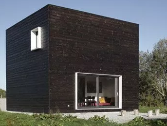 maison peinte en noir .... vore décision de peinture!