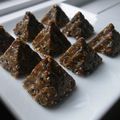 Pyramides De la Longévité aux graines de chia, sésame noir, chanvre, beurre d'amande, mélasse verte et cannelle